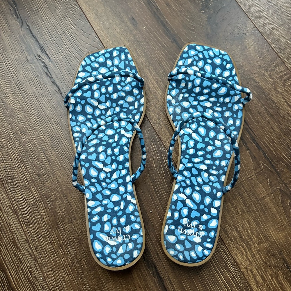 **3 FOR $21** 🛍️ EUC LADIES CROWN & IVY SANDAL